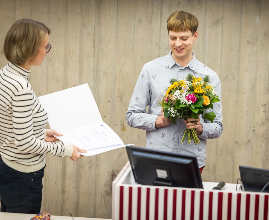 Michaela Vogt überreicht Kostiantyn Petrachkov den DAAD-Preis.