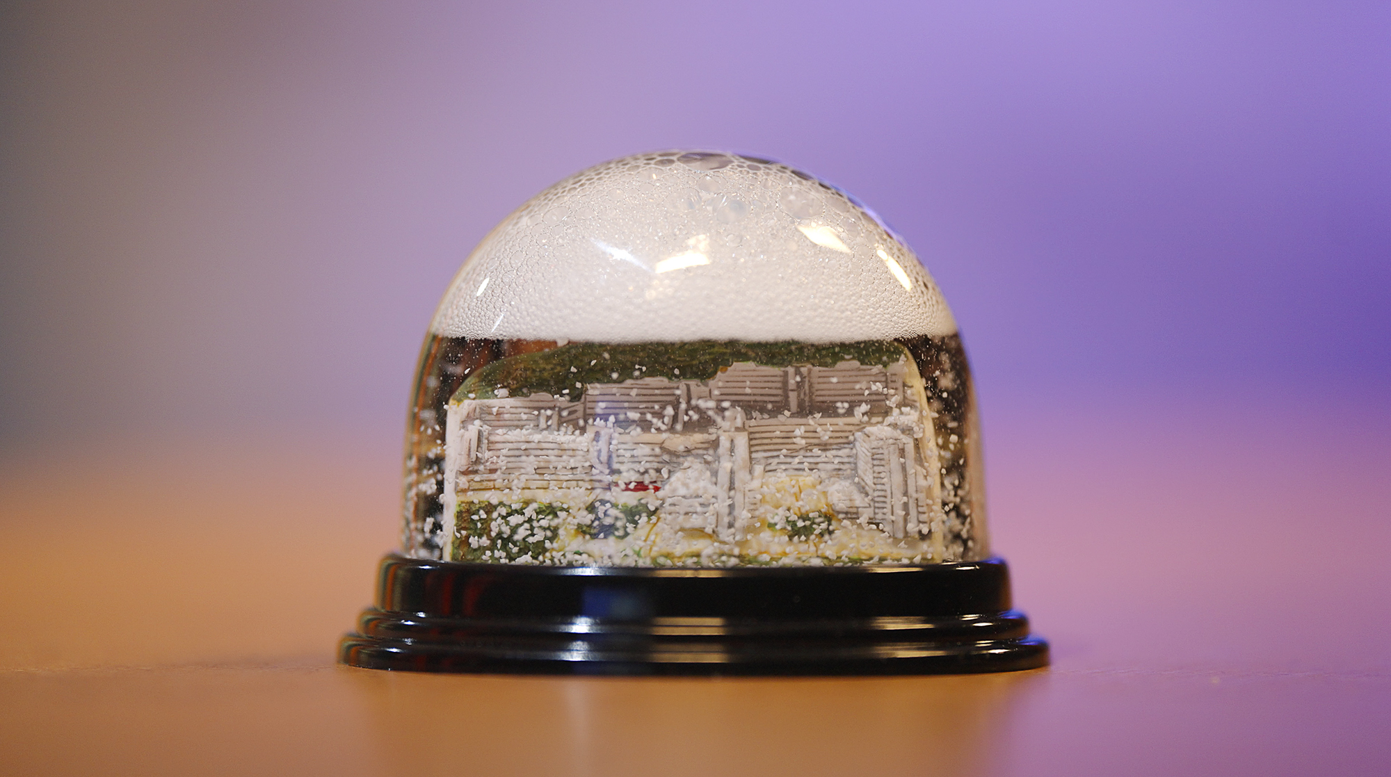 Die Universität Bielefeld in einer Schneekugel.