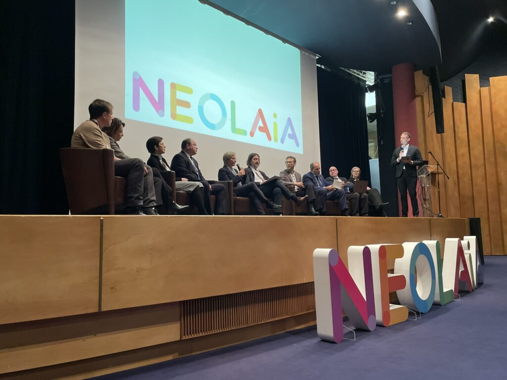 Rektorin Professorin Dr. Angelika Epple (Mitte am Mikrofon) diskutierte mit den anderen Rektor*innen und Vertreter*innen der Allianz auf dem Podium.