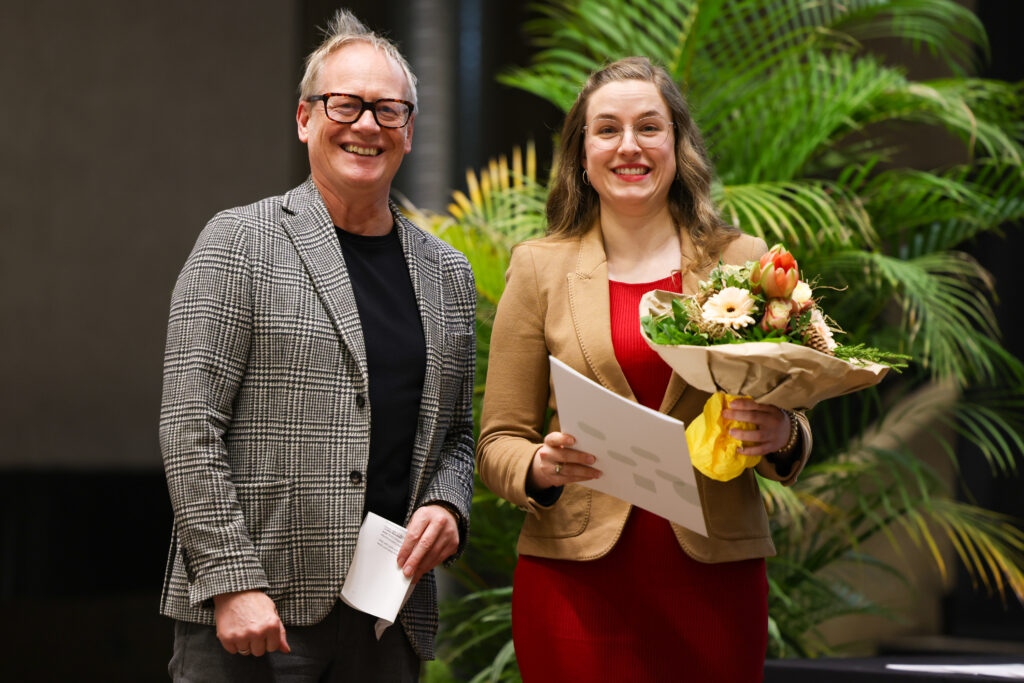 Dominik Schwarz (links) überreicht Nachhaltigkeitspreis an Janina Niemeyer (rechts)