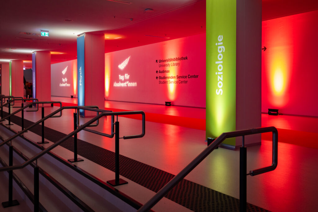 Haupteingang mit Bannern der Fakultäten