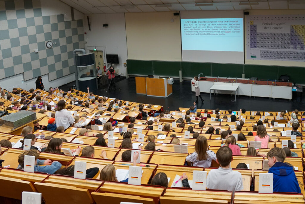 Hörsaal voller Kinder