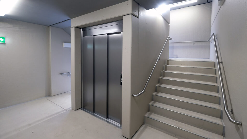 Aufzug mit Treppenhaus im neuen Parkhaus.