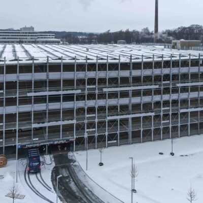 Erster Bauabschnitt des neuen Parkhauses mit verschneiter Umgebung.