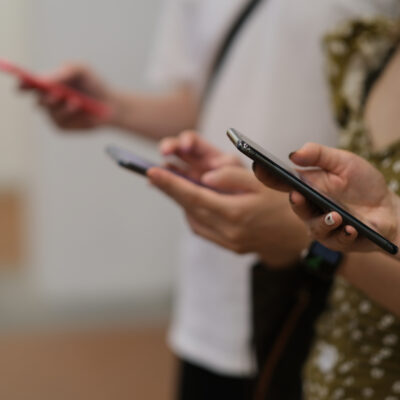 Menschen mit Handys in der Hand