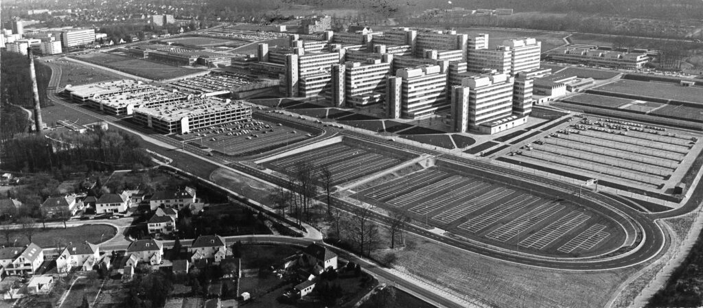Luftbild-Aufnahme der Universität Bielefeld aus dem Mai 1978 zeigt viele Parkflächen vor dem Universitätsgebäude.