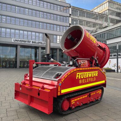 Ein Löschunterstützungsfahrzeug vor dem Hauptgebäude der Universität Bielefeld.