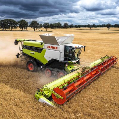 Mähdrescher bei der Ernte auf einem Feld