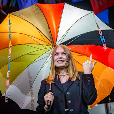 Bei FameLab stehen junge Wissenschaftlerinnen und Wissenschaftler mit ihrem Forschungsthema auf der großen Bühne
