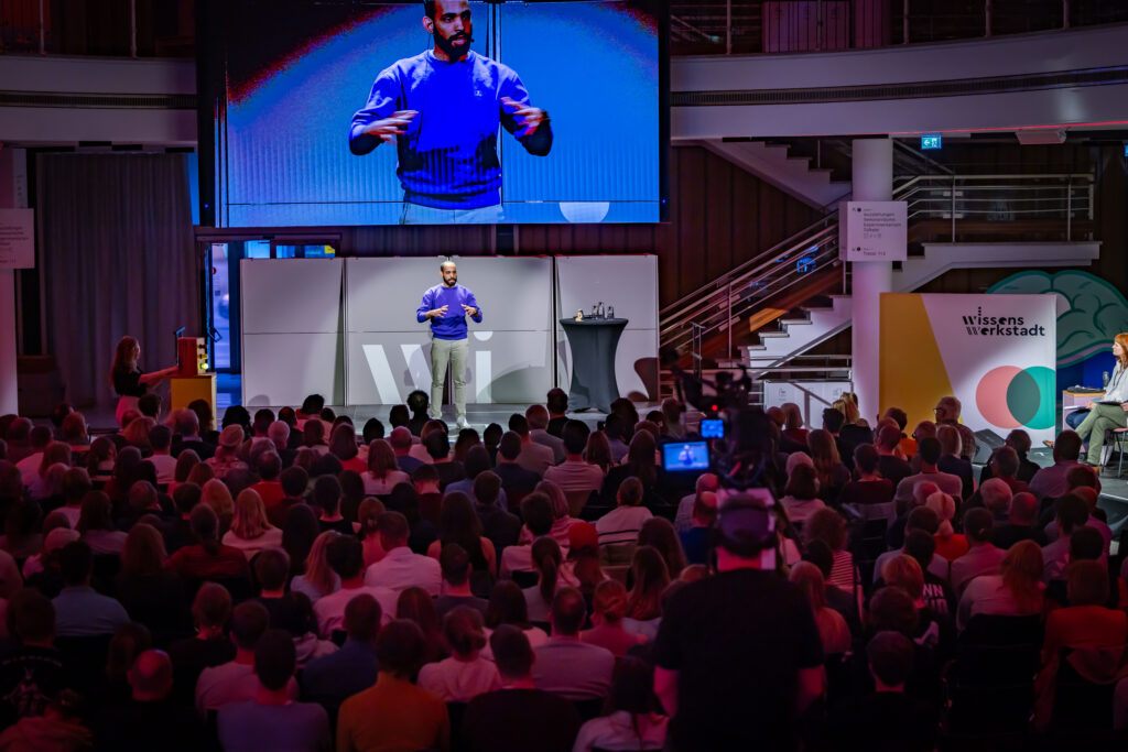 Bei FameLab stehen junge Wissenschaftler*innen mit ihrem Forschungsthema auf der großen Bühne.