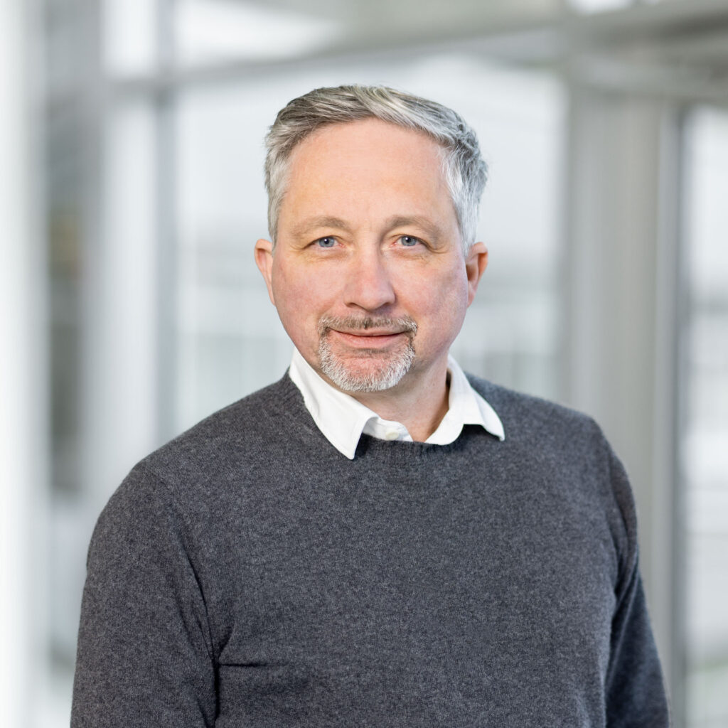 Professor Dr. Frank Riedel vor einem hellen Hintergrund