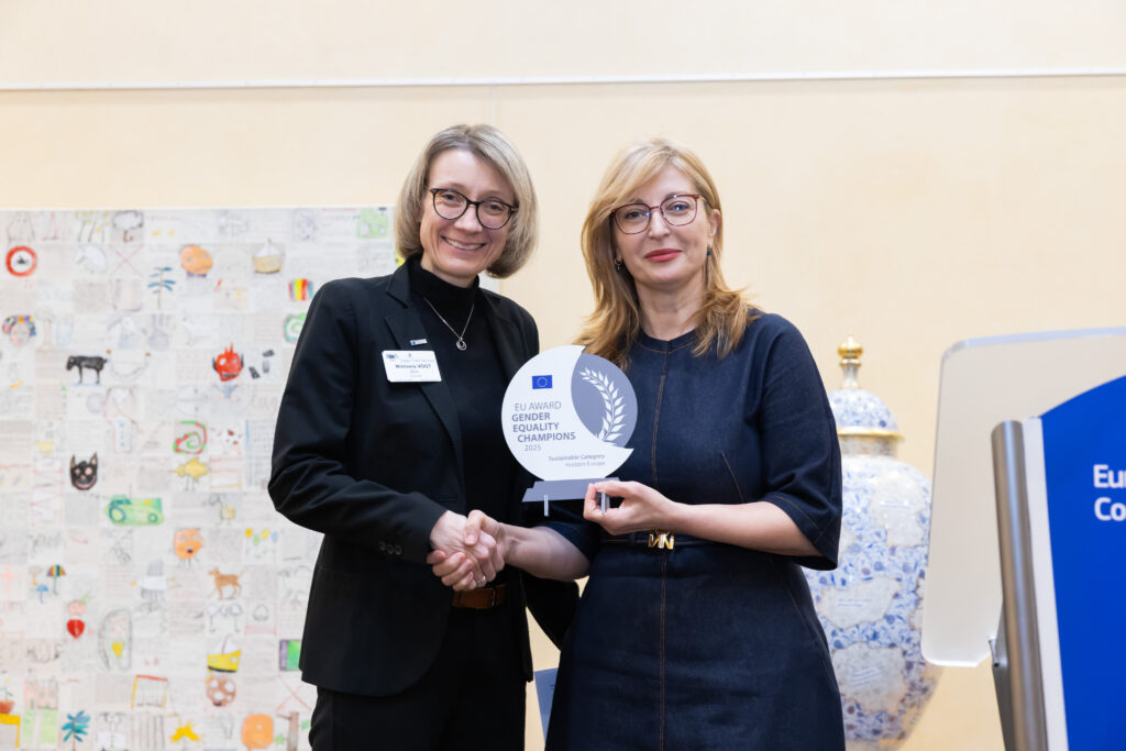 Vice Rector Professor Dr Michaela Vogt (left) accepts the EU Award for Gender Equality Champions from EU Commissioner Ekaterina Zaharieva (right).