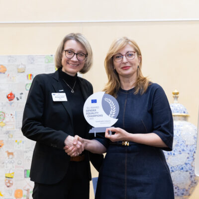 Prorektorin Professorin Dr. Michaela Vogt (l.) nimmt den EU Award für Gender Equality Champions von EU-Kommissarin Ekaterina Zaharieva (r.) entgegen.
