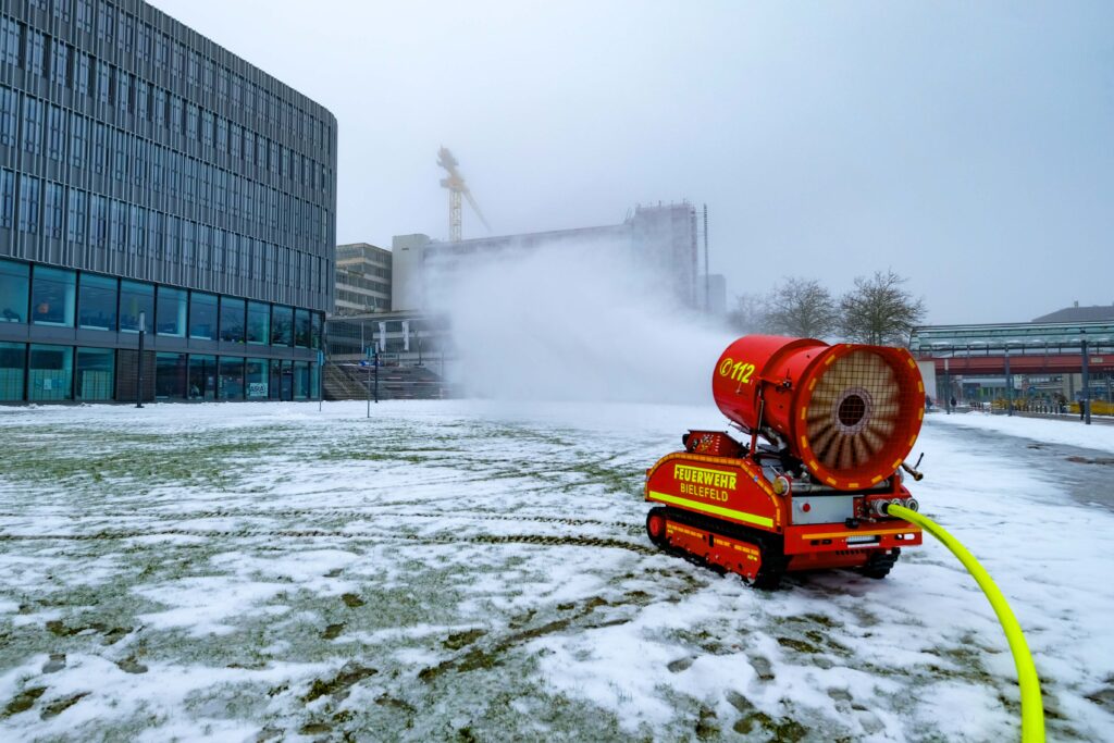 Ein neues Sonderlöschfahrzeug vor der Universität Bielefeld.