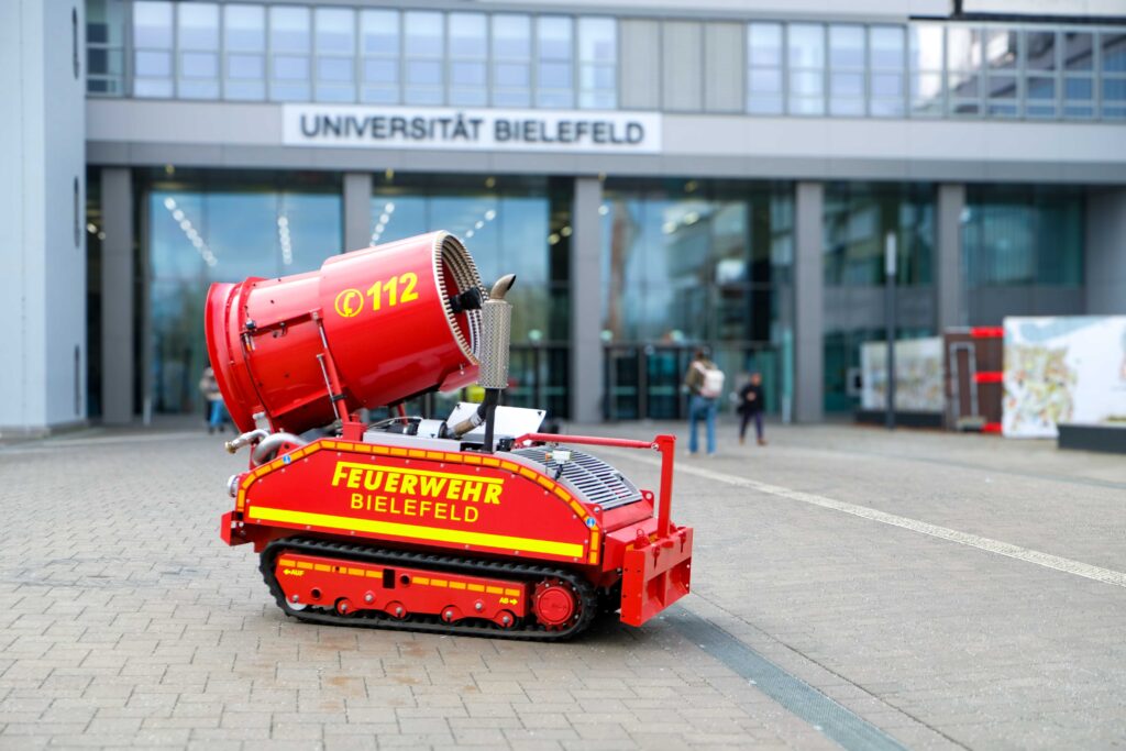 Ein neues Sonderlöschfahrzeug vor der Universität Bielefeld.