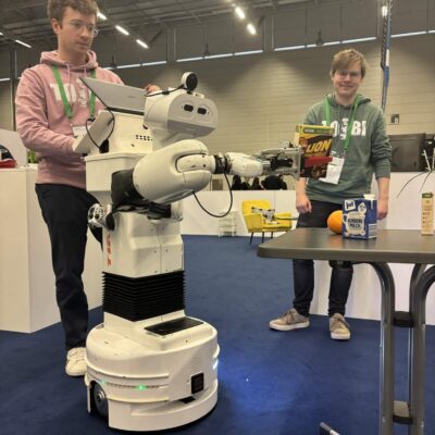Ein Roboter mit zwei Studierenden