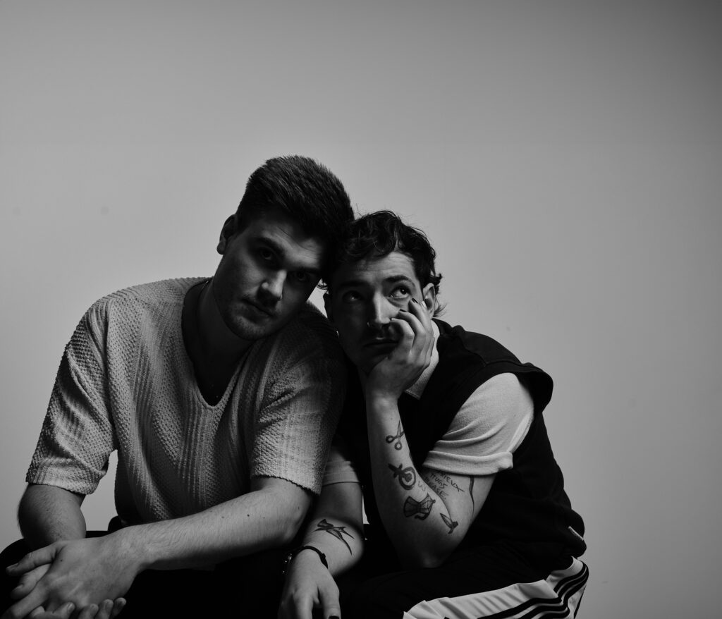 Schwarzweiß Porträtbild von der Band Raum27