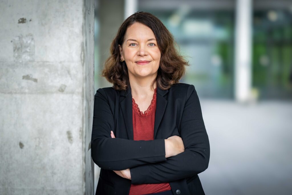 Professorin Dr. Sonja Blum steht vor dem Gebäude X der Universität Bielefeld