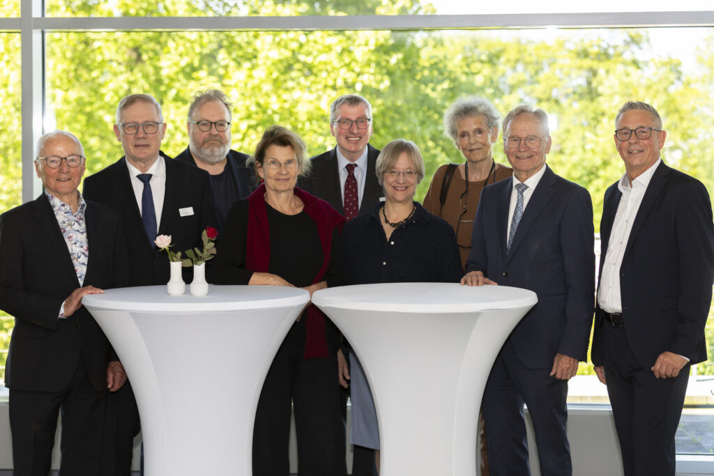 Feierten gemeinsam das Jubiläum der Universitätsgesellschaft (v.l.): Jürgen Heinrich, Dr. Rainer Norden, Jürgen Kaube, Prof'in Dr. Claudia Hornberg, Prof' in Dr. Angelika Epple, Martin Henke, Prof'in Dr. Gertrude Lübbe-Wolff, Ortwin Goldbeck und Bielefelds Bürgermeister Frank Strothmann.