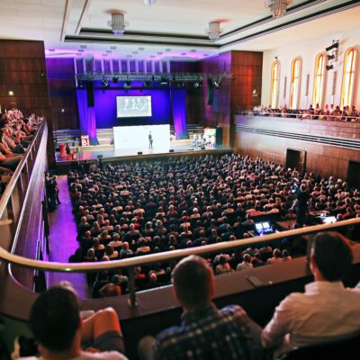 Blick in die Oetker-Halle mit Publikum