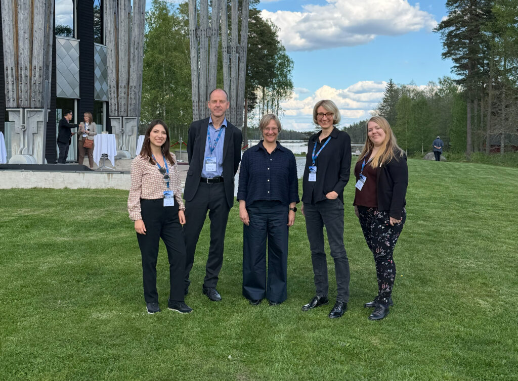 Vertraten die Universität Bielefeld beim Meeting in Örebro: Frescia Mera und Dr. Markus Symmank (NEOLAiA-Leitung Universität Bielefeld), Rektorin Professorin Dr. Angelika Epple, Prorektorin Professorin Dr. Michaela Vogt und Dr. Amelie Labusch (Work Package Co-Leiterin für Diversität und Inklusion).