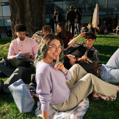Studierende sitzen zusammen