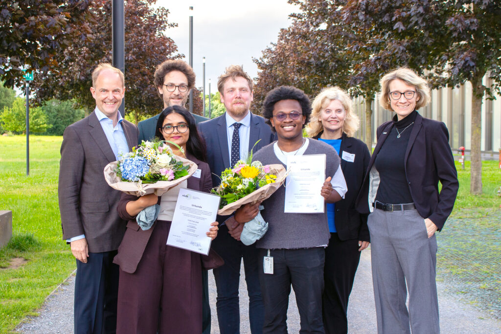 Austausch und Ehrungen beim Sommerfest von ViSiB mit Michael W. Böllhoff, Prof. Dr. Volker Dürr, Prof. Dr. Andreas Unger, Judith Peltz, Prof'in Dr. Michaela Vogt sowie dim Vordergrund die Preisträger Mansi Dave und Michael Konadu Ampadu (v.l.). Foto: Hannah Möbius (IO/ HSBI)