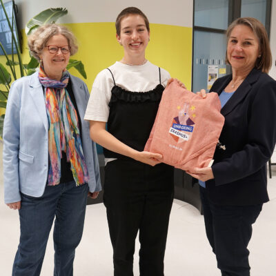 Als kleine Aufmerksamkeit des DAAD haben Karin Kruse (l.) und Heike Brandl (r.) aus dem International Office der Universität Bielefeld eine Erasmus+-Tasche mit verschiedenen Kleinigkeiten an Studentin Laura Terjung (Mitte) übergeben.