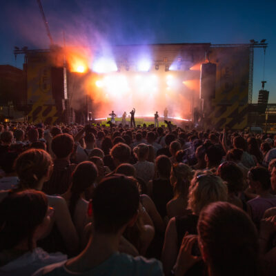 Festivalpublikum am Abend vor der Hauptbühne beim Campus Festival 2026 in Bielefeld.