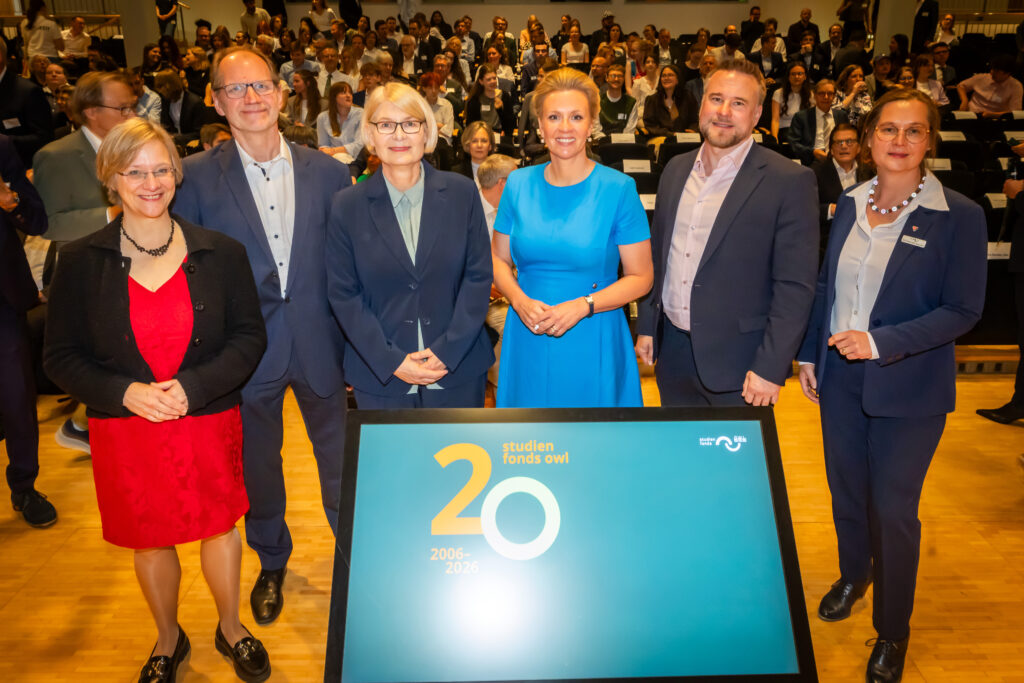 Stiftungsvorstand mit Ministerin: Prof. Dr. Angelika Epple (Universität Bielefeld), Prof. Dr. Thomas Grosse (HfM Detmold), Prof. Dr. Ingeborg Schramm-Wölk (HSBI), Ministerin für Kultur und Wissenschaft des Landes NRW Ina Brandes MdL, Prof. Dr. Matthias Bauer (Universität Paderborn), Prof. Dr.-Ing. Yvonne-Christin Knepper-Bartel (TH OWL)
