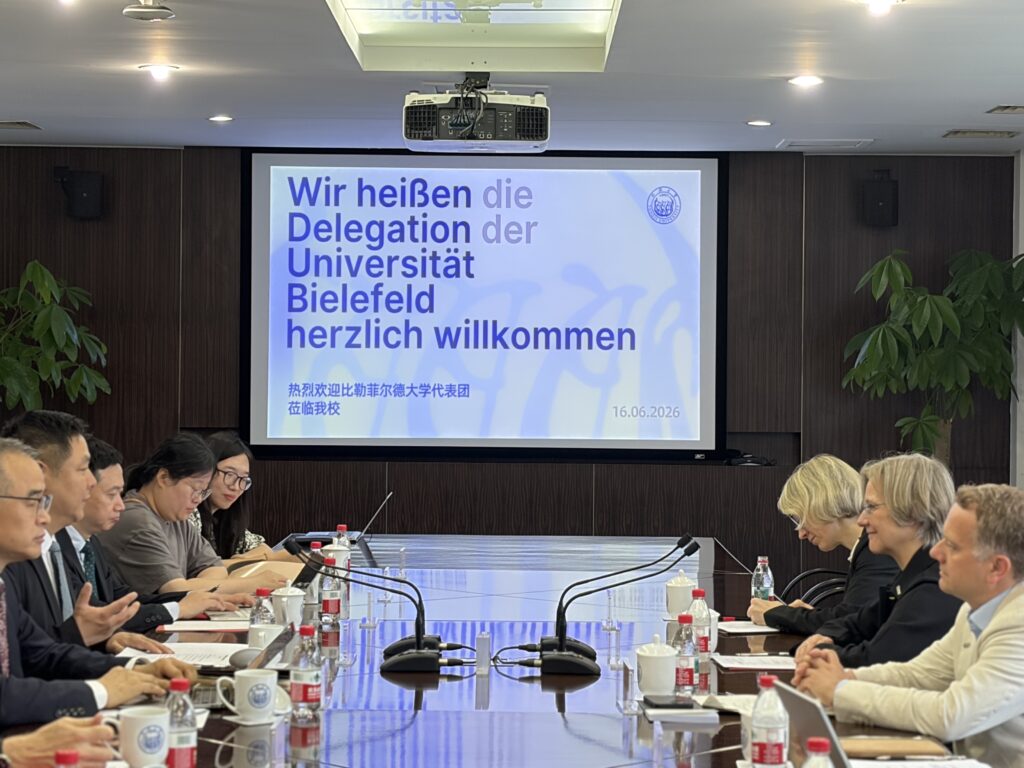 Michaela Vogt und Angelika Epple in Begleitung von Paul Schrader, Dekan der Fakultät für Rechtswissenschaft an der Universität Bielefeld, beim Auftakt der Gespräche mit Vertreter*innen der Tongji University in Shanghai (China).