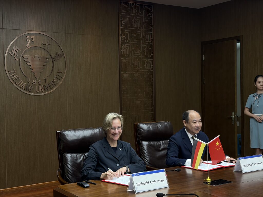 Angelika Epple unterzeichnet an der Zhejiang University in Hangzhou (China) das Memorandum of Understanding mit Zhirong Zhao, Dekan der School of Public Affairs.