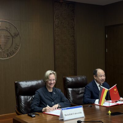 Angelika Epple unterzeichnet an der Zhejiang University in Hangzhou (China) das Memorandum of Understanding mit Zhirong Zhao, Dekan der School of Public Affairs.