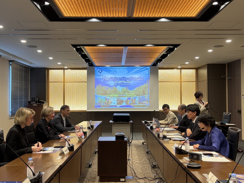Michaela Vogt und Angelika Epple begleitet von Harald Gröger auf der linken Seite im Gespräch mit Kosuke Honda, Takashi Hayashi, Kumanogoh Atsushi und Hayashi Mikako von der Partneruniversität in Osaka (Japan).