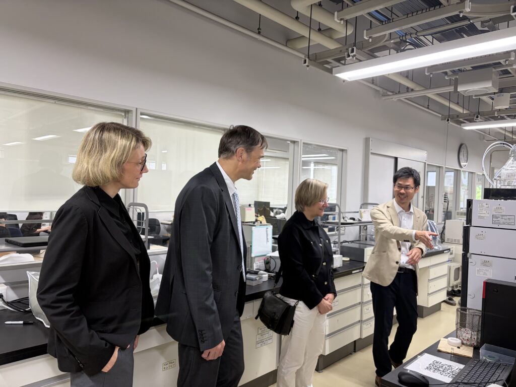 Kosuke Honda (r.) führt Michaela Vogt, Harald Gröger und Angelika Epple durch ein Labor im International Center of Biotechnology an der Universität in Osaka.