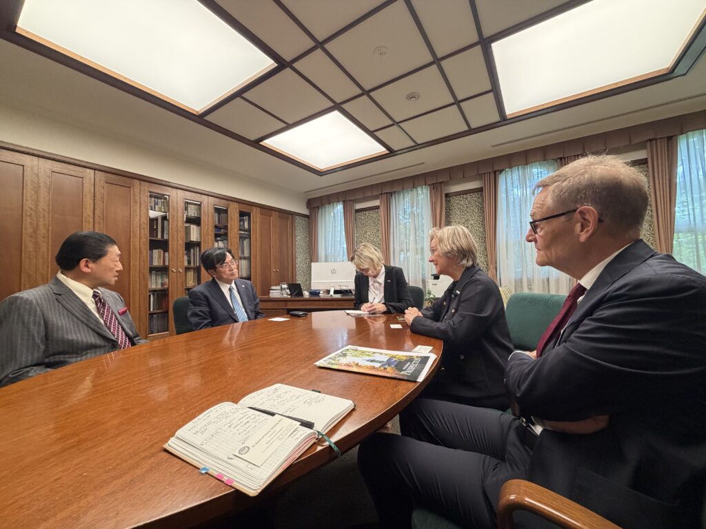 Kenji Arima (Dekan des College of Business) und Renta Nishihara (Präsident der Rikkyo Universität) auf der linken Seite im Gespräch mit Michaela Vogt, Angelika Epple und Hermann Jahnke von der Fakultät für Wirtschaftswissenschaften der Universität Bielefeld (v.l.).