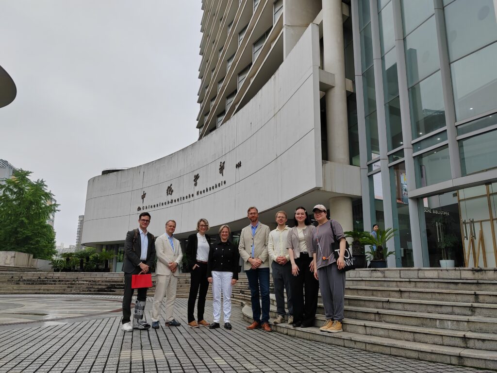 Vor der Chinesisch-Deutschen Hochschule auf dem Campus der Tongji-Universität (v.l.): Sven Klose (Chinesisch-Deutsche Hochschule), Paul Schrader, Michaela Vogt, Angelika Epple, Jan Harder und Dominik Sprenger (beide Chinesisch-Deutsche Hochschule, Arina Deriugina und Xu Wenqing (Tongji-Universität).