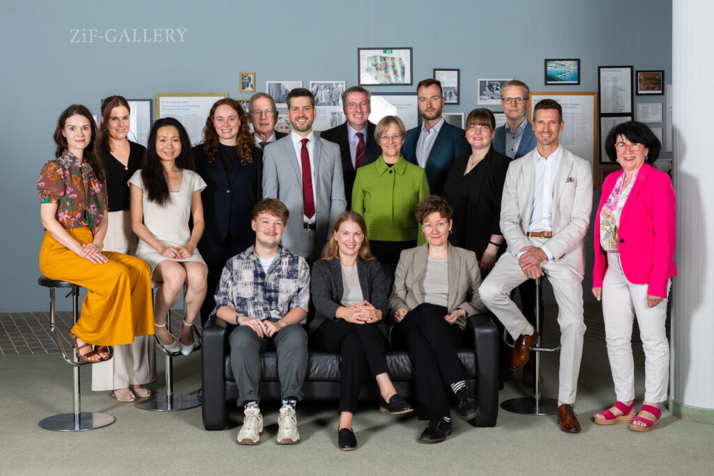 Gruppenbild der Preisträger*innen des Dissertationspreises 2025 mit Vertreter*innen der Universitätsgesellschaft und der Rektorin in der Mitte