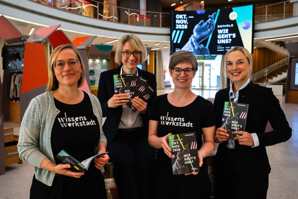 Bildzeile: „Stellten das Programm vor (v.l.): Gesa Fischer (Co-Leitung Wissenswerkstadt), Prof. Dr. Michaela Vogt (Prorektorin für Internationales, Diversität und Gesellschaft an der Universität Bielefeld), Maria Munzert (Projektleiterin der GENIALE 2026) und Prof. Dr. Natalie Bartholomäus (Vizepräsidentin für Transfer und gesellschaftliche Wirkung an der Hochschule Bielefeld).“