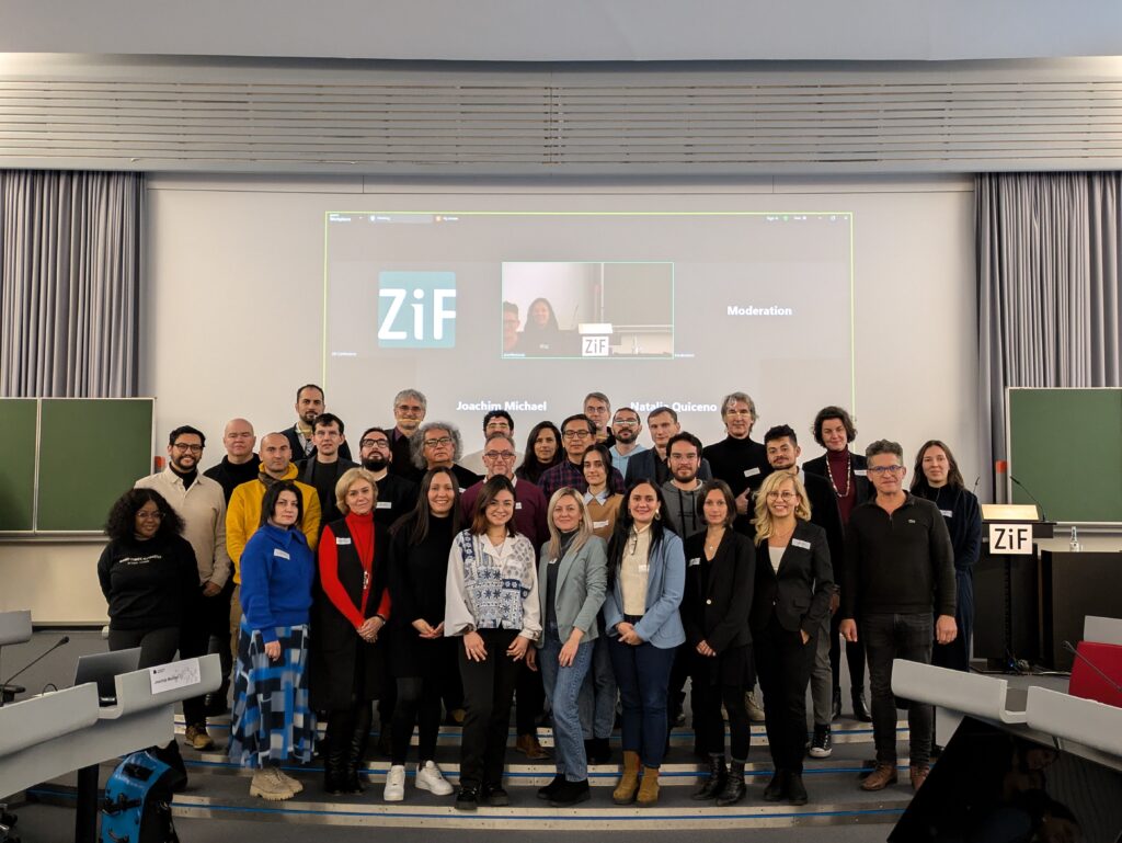 Foto von internationalen Wissenschaftler*innen von Peace and Mobilities beim Projektstart im Zentrum für interdisziplinäre Forschung(ZiF) in Bielefeld