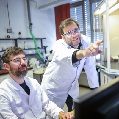 Professor Dr. Thorsten Glaser (rechts) bei der Arbeit mit einem Mitarbeiter im Labor.