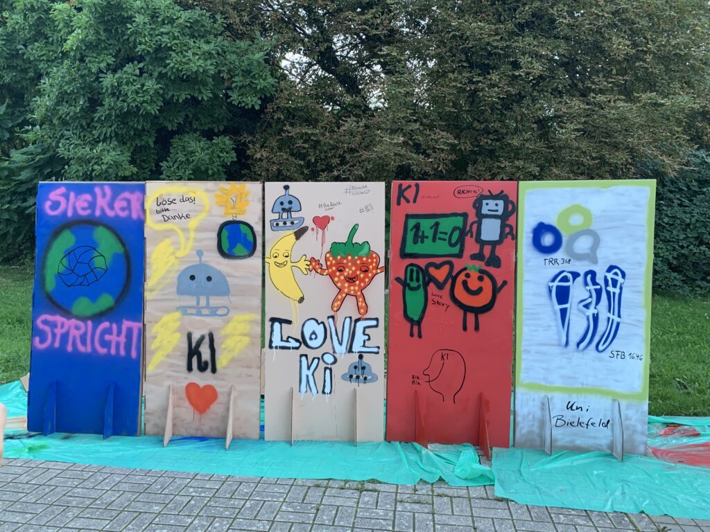 Auf dem Bild sind Ergebnisse eines Workshops zu sehen, darunter Kinderzeichnungen sowie Beschriftungen wie "KI" und "SFB 1646"