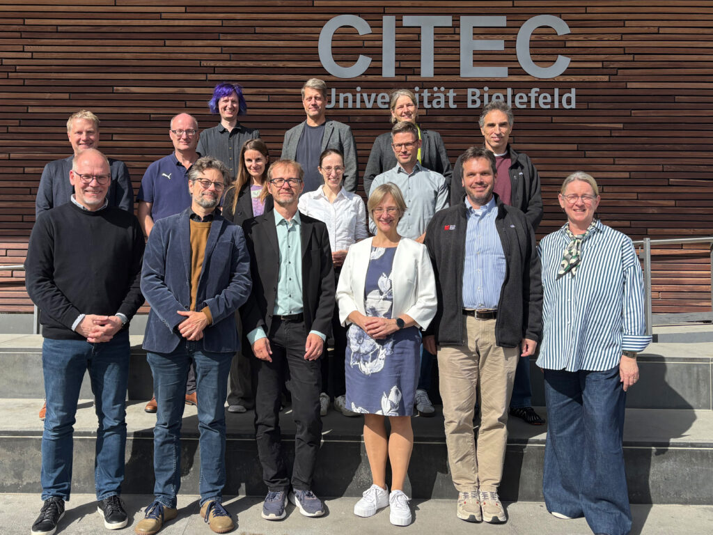 Gruppe von Menschen vor einer Wand mit CITEC-Schriftzug.