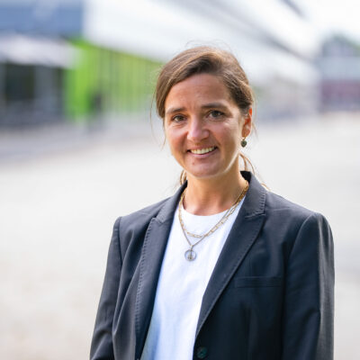 Porträtfoto von Dr. Ina Woste auf dem Campus der Universität Bielefeld