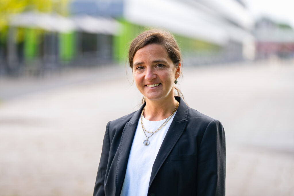 Porträtfoto von Dr. Ina Woste auf dem Campus der Universität Bielefeld