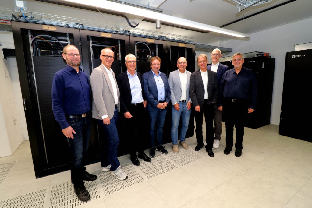 von links: Projektleiter Robin Wasyliw, Geschäftsführer Martin Uekmann (beide Stadtwerke), von der Universität Kanzler Dr. Stephan Becker, Dezernatsleiter Dr. Christian Schepers (Facility Management), Frank Michaelis, Leiter des Bielefelder IT-Servicezentrums, und Prorektor für Digitalisierung und Dateninfrastruktur Professor Dr.-Ing. Ulrich Rückert sowie von den Stadtwerken Geschäftsführer Rainer Müller und der Projektverantwortliche Michael Hübert (inzwischen pensioniert).