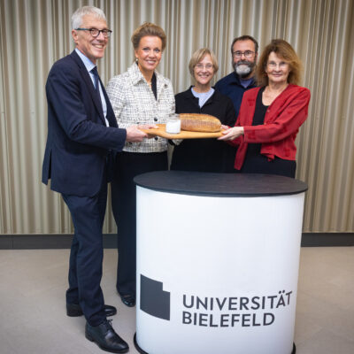 Symbolische Übergabe von Brot und Salz zum Einzug (v.l.): Kanzler Dr. Stephan Becker, NRW-Wissenschaftsministerin Ina Brandes, Rektorin Professorin Dr. Angelika Epple, Professor Dr. Oliver Krüger (Fakultät für Biologie) und Professorin Dr. med. Claudia Hornberg (Medizinische Fakultät).